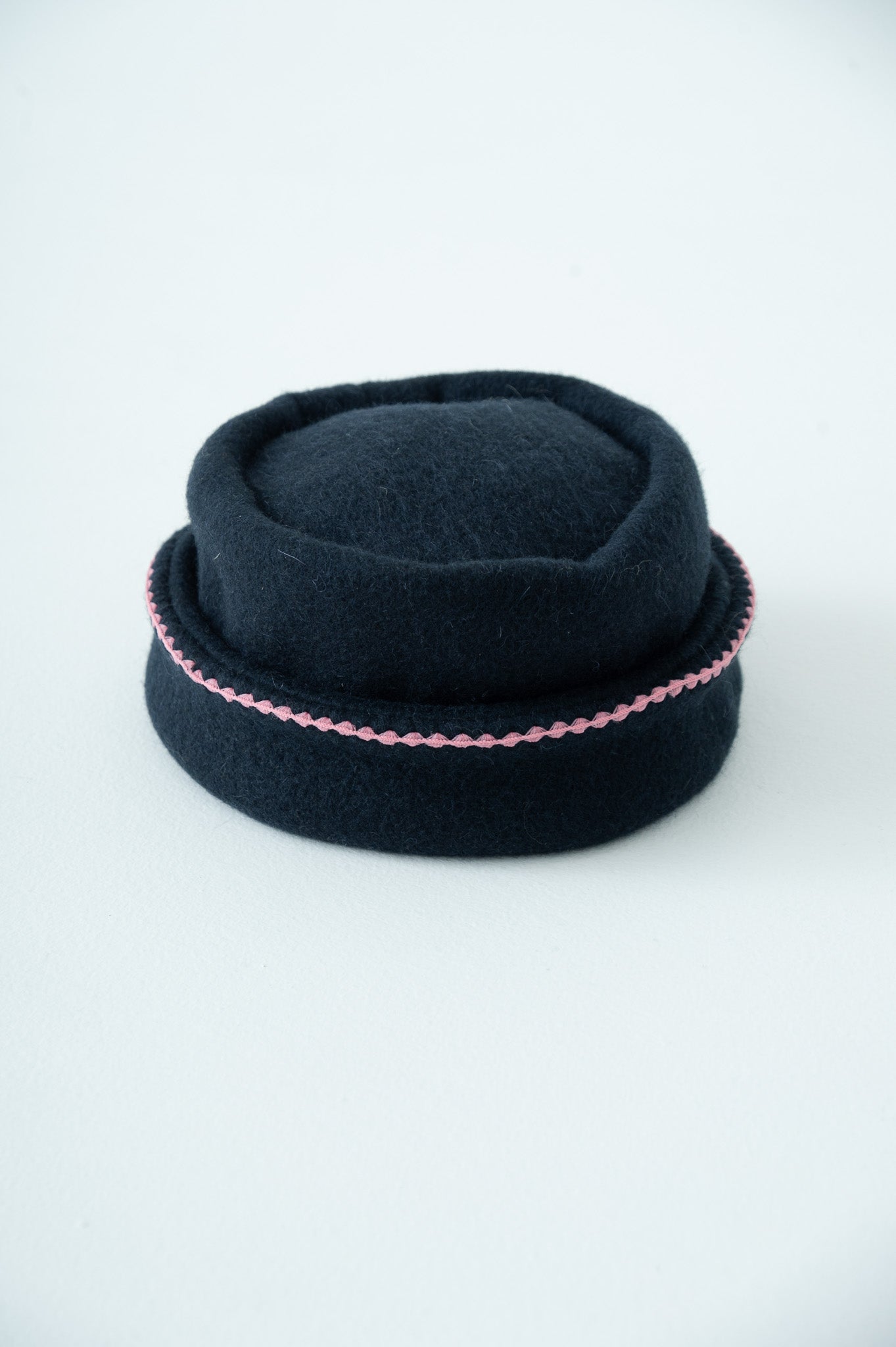 needlework toque hat midnight × pink